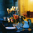 Belle vaisselle, joli bouquet, douce lueur des chandelles : une table parfaite pour un merveilleux dîner.