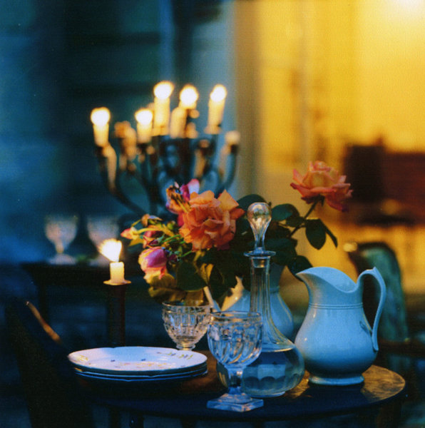 Belle vaisselle, joli bouquet, douce lueur des chandelles : une table parfaite pour un merveilleux dîner.