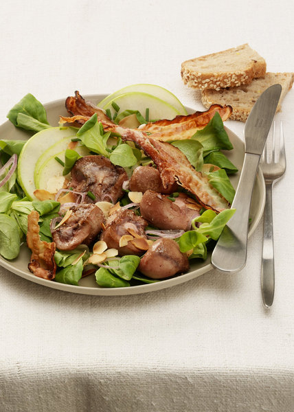 Douceur et croquant pour ces rognons sautés en salade de pomme et d’échalottes.