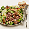 Salade de mâche au rognon de bœuf, lard grillé et pomme