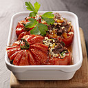 Recette du terroir provençal, les tomates farcies détonent avec l’alliance d’une farce savoureuse de légumes et de dès de joue de bœuf. Pour un effet bœuf !