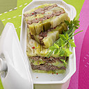 Produit tripier aux fameuses qualités nutritives et gustatives, la queue de bœuf vous surprendra en terrine, mariée à de divins poireaux relevés aux herbes.