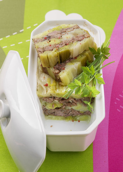 Produit tripier aux fameuses qualités nutritives et gustatives, la queue de bœuf vous surprendra en terrine, mariée à de divins poireaux relevés aux herbes.