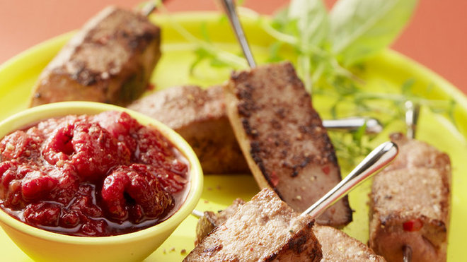 Harmonie de rouge pour ce plat qui allie les douceurs des framboises fraîches et le fondant des brochettes de foie de veau.