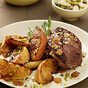 Noisettes, pistaches, amandes et raisin secs viennent réveiller les saveurs des joues de porc marinées dans de l’huile d’olive et un bon cidre, et agrémentées de quartiers de pommes juteux.