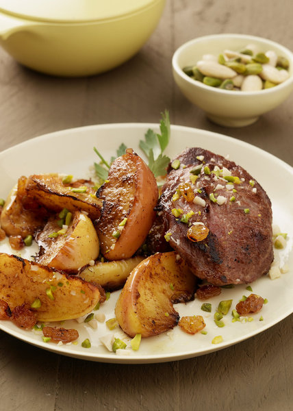 Noisettes, pistaches, amandes et raisin secs viennent réveiller les saveurs des joues de porc marinées dans de l’huile d’olive et un bon cidre, et agrémentées de quartiers de pommes juteux.