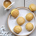 La Baby Trop' est la déclinaison de l'authentique Tarte Tropézienne, de la taille d'un biscuit, pour accompagner votre café ou une pause gourmande.