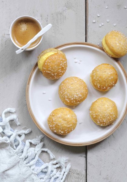 La Baby Trop' est la déclinaison de l'authentique Tarte Tropézienne, de la taille d'un biscuit, pour accompagner votre café ou une pause gourmande.