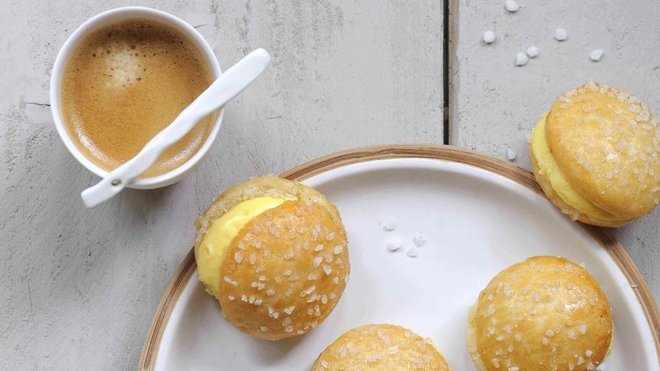 La Baby Trop' est la déclinaison de l'authentique Tarte Tropézienne, de la taille d'un biscuit, pour accompagner votre café ou une pause gourmande.