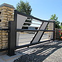 Portail en aluminium coulissant Texas chez Tschoeppé : esthétique minimaliste pour une motorisation à crémaillère.