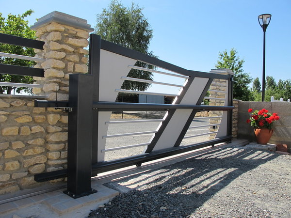 Portail en aluminium coulissant Texas chez Tschoeppé : esthétique minimaliste pour une motorisation à crémaillère.