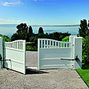 Portail battant avec motorisation à bras articulés de Somfy : charme et élégance conjugués pour un maximum de sécurité.