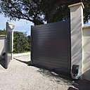 Portail traditionnel à deux vantaux chez Leroy Merlin avec motorisation à bras. Performance et esthétique sont au rendez-vous.