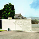 Portail motorisé coulissant de chez Somfy : le confort d’une entrée bien protégée.