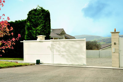 Portail motorisé coulissant de chez Somfy : le confort d’une entrée bien protégée.