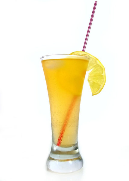 Servez la citronnade bien fraîche, dans un verre décoré d’une rondelle de citron