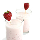 Servi avec une fraise entière, ce milk-shake est gourmand et onctueux à souhait