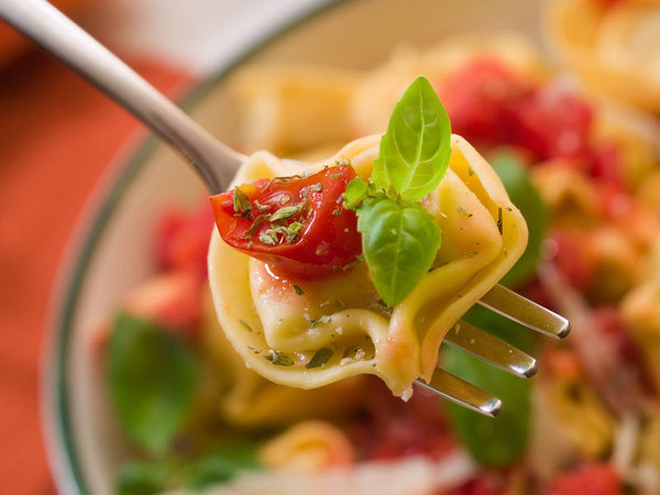 Les tortellini confèrent toute son originalité à cette salade de pâtes aux saveurs italiennes