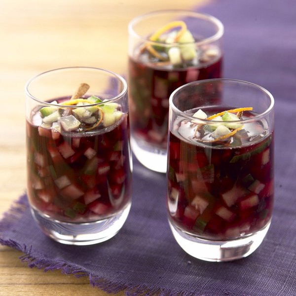 Servez cette sangria bien fraîche lors d’un apéritif au soleil ou d’un buffet en plein air