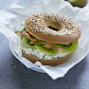 Enveloppez votre bagel au kiwi de papier sulfurisé et dégustez-le à la pause-déjeuner.
