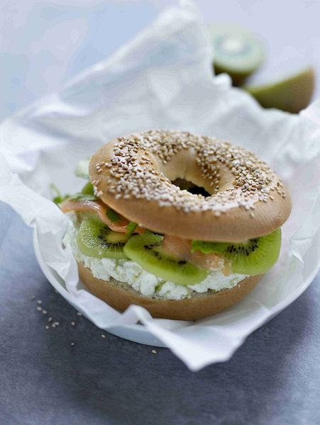 Enveloppez votre bagel au kiwi de papier sulfurisé et dégustez-le à la pause-déjeuner.