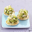 Une mise en bouche raffinée et légère que ce tartare de kiwi à la crevette, à servir bien frais à l’apéritif .