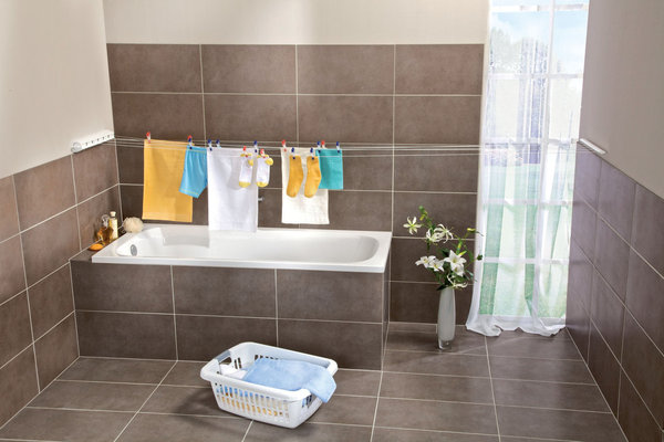 Le séchoir mural Rollfix 210, par Leifheit, présente 5 fils qui peuvent s'étendre d'un mur à l'autre.