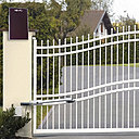 L’avantage d’un panneau solaire (kit solaire Somfy) : durable et économique pour une autonomie de 1 mois. Portail en fer équipé d’une motorisation à vérin. Leroy Merlin