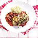 Boulettes de bœuf graphiques accompagnées d’une sauce tomate-cranberries pour un déjeuner estival.