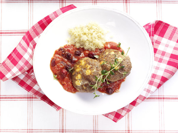 Boulettes de bœuf graphiques accompagnées d’une sauce tomate-cranberries pour un déjeuner estival.