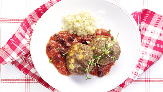 Boulettes de bœuf graphiques accompagnées d’une sauce tomate-cranberries pour un déjeuner estival.