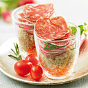 Chic et distinguées, ces verrines de quinoa chapeautées de saucisson sec sont idéales pour un buffet estival.