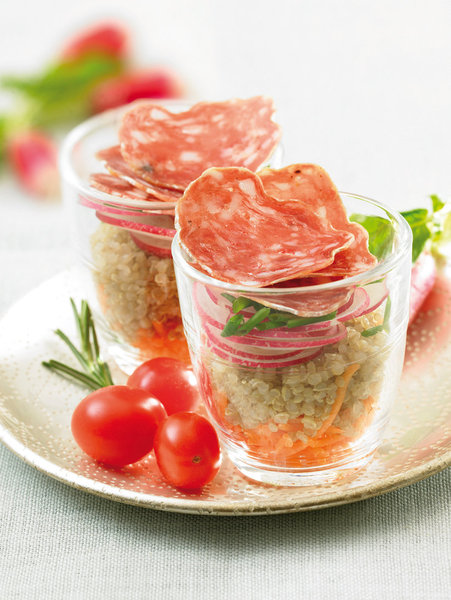 Chic et distinguées, ces verrines de quinoa chapeautées de saucisson sec sont idéales pour un buffet estival.