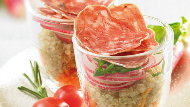Chic et distinguées, ces verrines de quinoa chapeautées de saucisson sec sont idéales pour un buffet estival.