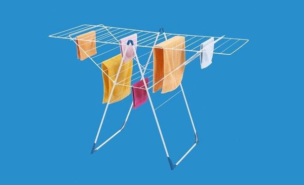 Les étendoirs-séchoirs à poser peuvent être déployés dans n'importe quelle pièce de la maison, ou à l'extérieur, par temps sec, pour un séchage rapide du textile.