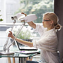 La lampe Innosol permet d'entamer une cure de luminothérapie, dont les effets sur la santé et le moral se concrétisent à raison d'une exposition quotidienne de 20 minutes, le matin, à faire chez soi, en se plaçant à environ 60 centimètres de l'appareil.