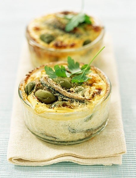Un clafoutis fondant aux notes salées. Anchois et olives vertes sont à la fête !