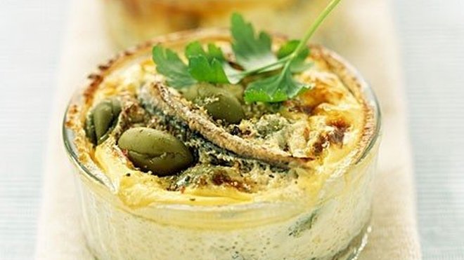 Un clafoutis fondant aux notes salées. Anchois et olives vertes sont à la fête !