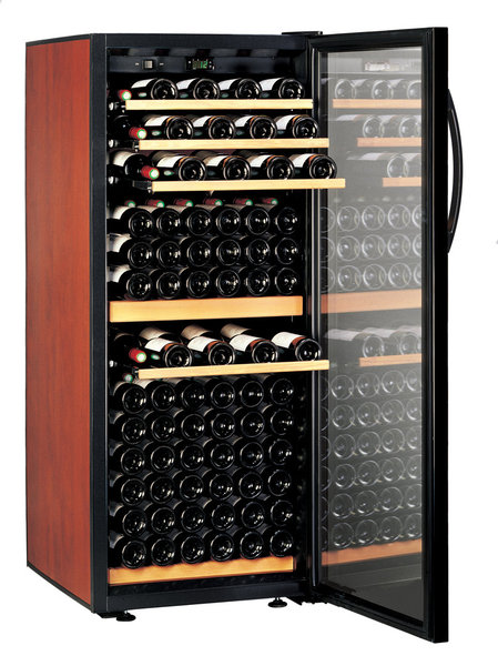 L’armoire de vieillissement CS160 par Dométic : une température (8 à 18 °C) pour une capacité de 170 bouteilles. Système d’absorption (production du froid sans moteur ni compresseur).