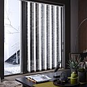 Un nouveau souffle pour le store californien avec un métissage des couleurs et des matières aux inspirations africaines et asiatiques. Le store fait voyager ! Lamelles verticales blanches, noir tissé et noir effet bambou.