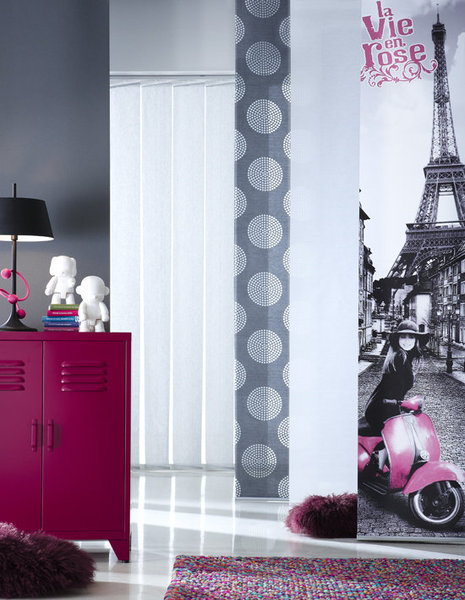 Panneau flashy et esprit rétro pour une vie en rose ! Panneau « La vie en rose » : dim. 45 cm x 260 cm. Prix à partir de 39,90€. Panneau à l’arrière, uni : dim. 45 cm x 260 cm. Prix à partir de 9,90€. Panneau à l’arrière, imprimé : dim. 45 cm x 260 cm. Prix à partir de 14,90€. Lamelles verticales 25 cm à utiliser en bandes verticales orientables ou panneau japonais. Prix à partir de 22,90€.