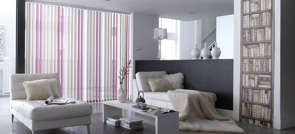 Envie d’un cocktail pastel aux notes gourmandes. Un effet boudoir aux couleurs crème et rose. Lamelles verticales blanches, argile et fuchsia à panacher. Dim. 8,9 cm (largeur) x 280 cm (hauteur). Prix à partir de 27,90€.