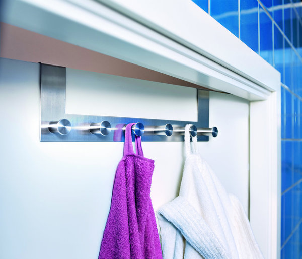 Les barres en inox Ikea vous permettent d'accrocher vos serviettes de bain et d'économiser l'espace de salle d'eau.