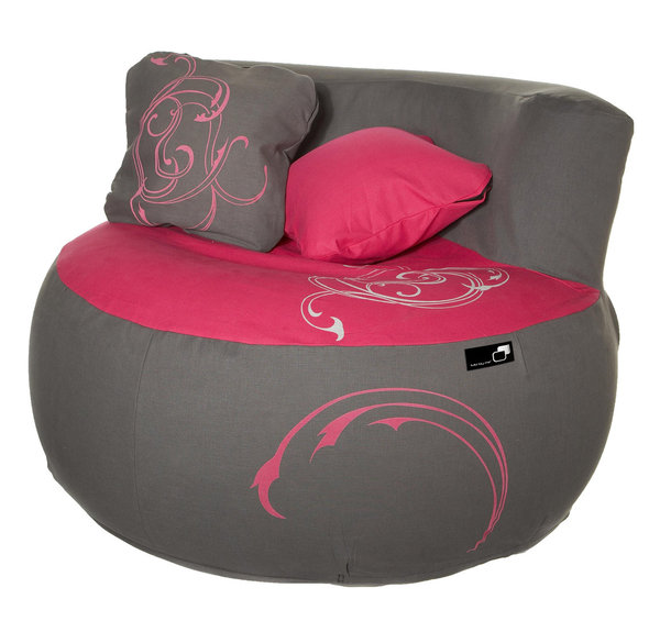 Elegance au salon avec la ligne Decorum de la gamme MO.BY.ME. Un sofa  au graphisme contemporain solide, souple et moelleux qui s’adapte à votre intérieur.