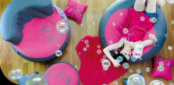 Gamme MO.BY.ME et ligne Decorum pour ces poufs et ce fauteuil Air Concept hauts en couleur chez My Note Deco!