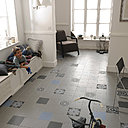 Pour une pose en diagonale ou en perpendiculaire, partez du centre de la pièce et procédez à un tracé adéquat avant de déployer vos dalles de moquettes. Dalles vendues chez Castorama.