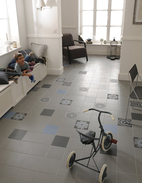 Pour une pose en diagonale ou en perpendiculaire, partez du centre de la pièce et procédez à un tracé adéquat avant de déployer vos dalles de moquettes. Dalles vendues chez Castorama.