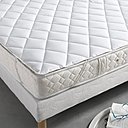 Surmatelas La Redoute chaud et confortable. Garnissage 100% polyester Cyclafil recyclé et recyclable. Enveloppe 100% coton haut de gamme traitée Greenfirst anti-acariens. Prix indicatif : 28,90€.