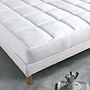 Confort et moelleux de qualité pour ce surmatelas La Redoute pour une enveloppe en satin de coton. Garnissage en fibres de polyester creuses syliconées. Prix indicatif : 62,25€.