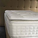 Surmatelas Select’Attitude de Simmons : habillé en coutil élégant et confortable coordonné à celui de la collection : viscose, polyamide et polyester. Garnissage 600 gr de ouate, mousse de polyuréthane 15mm, pour un accueil extrêmement moelleux.  Prix indicatif pour un ensemble de 160 x 200 cm : 513€.